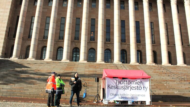 Työttömien Keskusjärjestö osallistui 12.10. Ei julmia leikkauksia -mielenilmaukseen, joka järjestettiin Eduskuntatalon edessä.